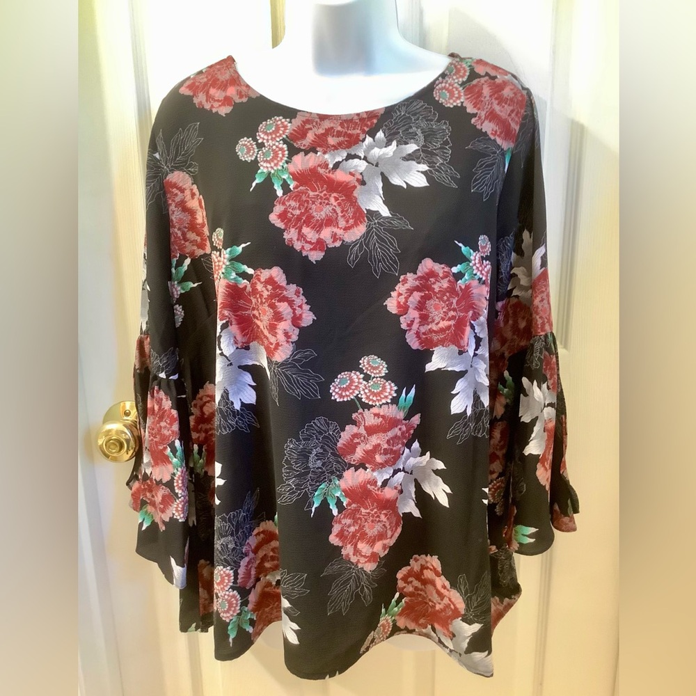 Like New Bobeau Floral Print Bohemian Cottage Core Bell Sleeve Flowy Top - M